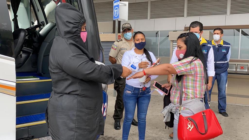 Alcalde Larry Vite supervisó reinicio de operaciones de transporte interprovincial con la ruta Santa Rosa-Loja