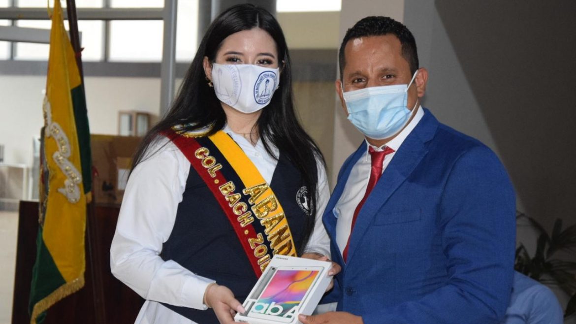 Alcalde Larry Vite premia la excelencia académica por segunda ocasión con entrega de tablets  20 abanderados del Pabellón Nacional de Santa Rosa homenajeados.