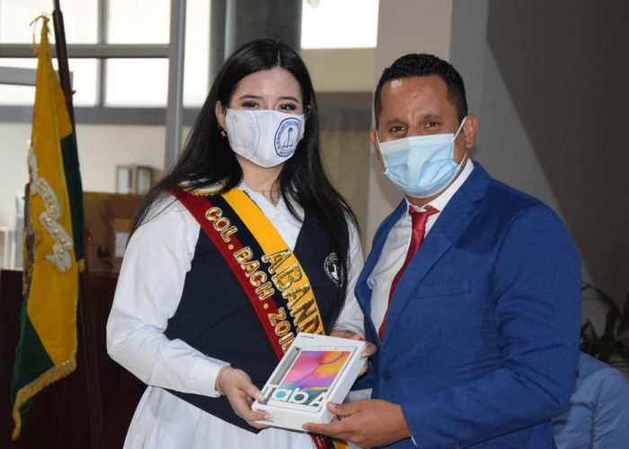 WhatsApp Image 2020-10-14 at 17.06.37 Entrega de Tablets a estudiantes destacados de Bachillerato.