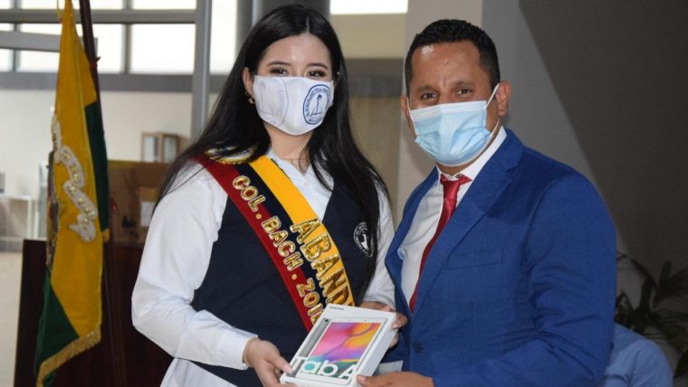 Entrega de Tablets a estudiantes destacados de Bachillerato.
