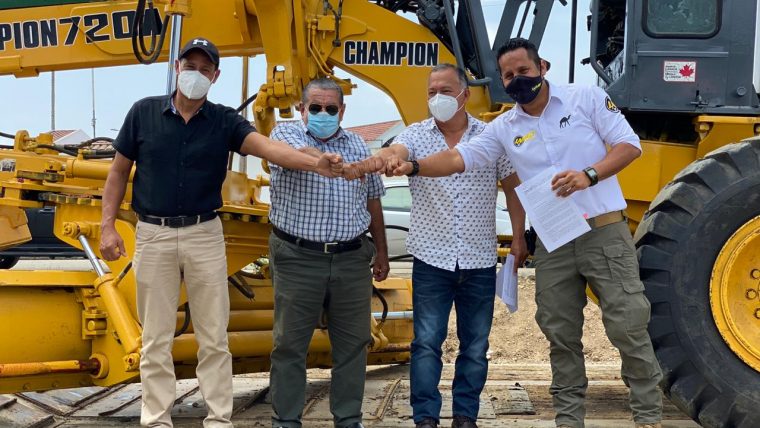 Alcalde Larry Vite gestiona motoniveladora con Prefectura de El Oro para reforzar equipo caminero municipal.