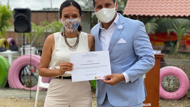Alcalde Larry Vite entrega reconocimiento de “Súper Mujer Rural” a Tanya Romero.