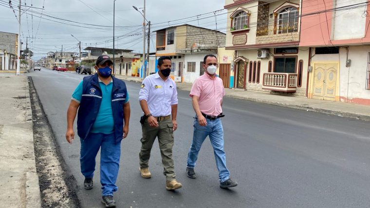 Alcalde Larry Vite junto al director de Obras Públicas, Bismark Romero y gerente de EMAPA SR-EP, Stalin Tinoco, recorren obra de mejoramiento vial de la Av. Sixto Durán Ballén.