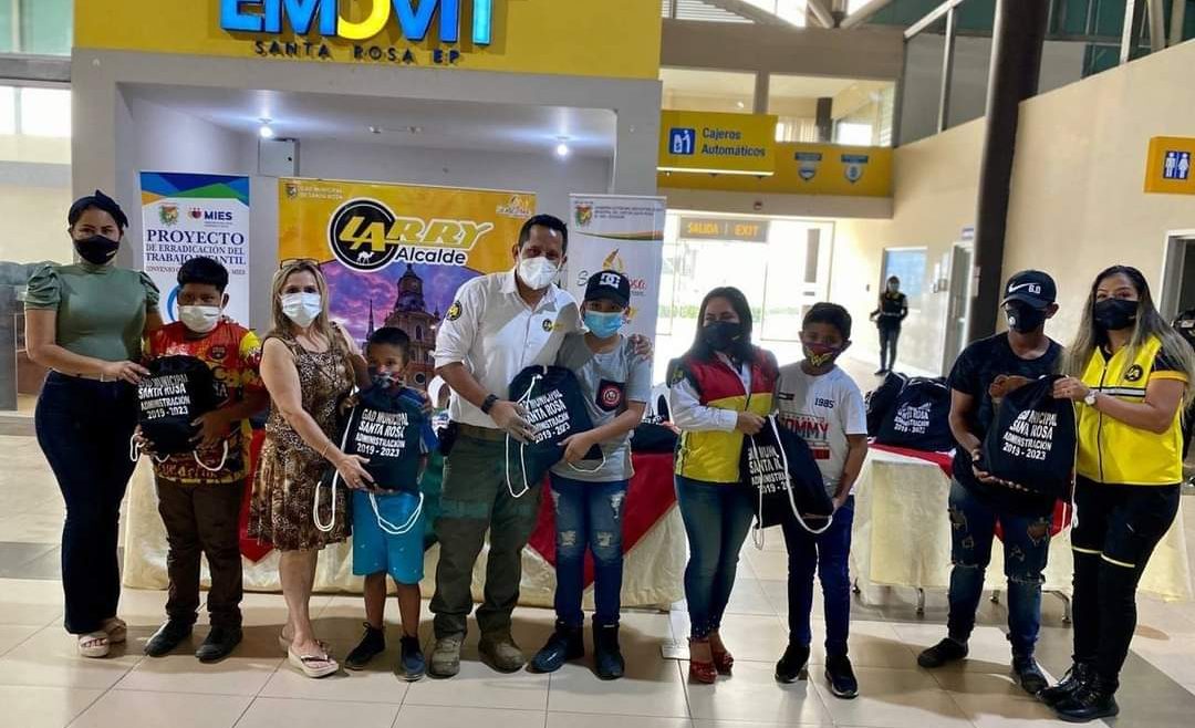 Alcalde Larry Vite entrega kits educativos a beneficiarios del proyecto ETI de Santa Rosa