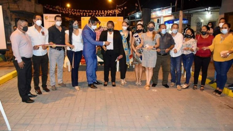 Alcalde Larry Vite, vicealcaldesa, primera dama, concejales y directiva de la parroquia Jumón en el corte de cinta inaugural de obras para la comunidad.