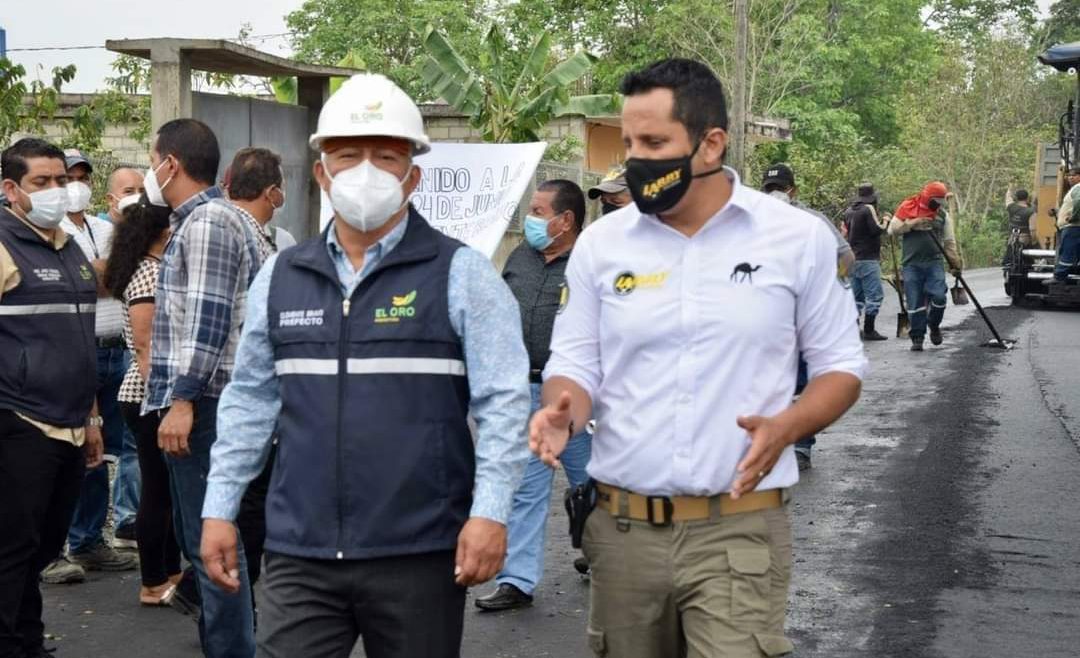 Alcalde Larry Vite y prefecto de El Oro recorren trabajos de asfaltado en parroquia Bellavista