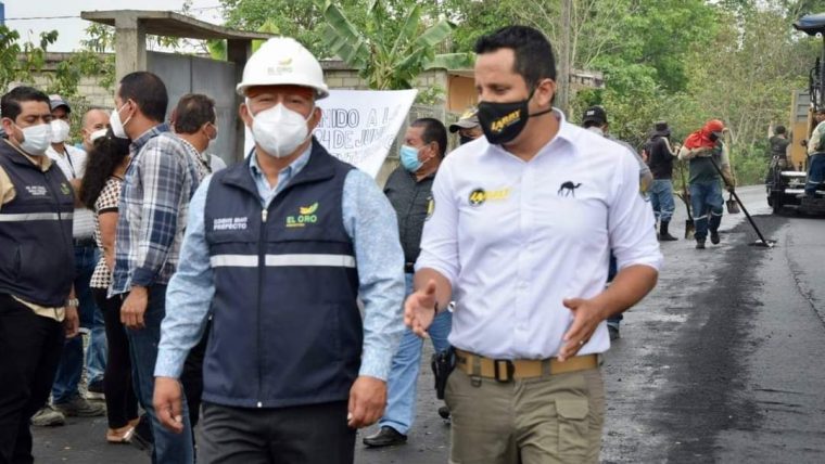 Alcalde Larry Vite y prefecto de El Oro, Clemente Bravo, recorren obra de Asfaltado vial en la Parroquia Bellavista.