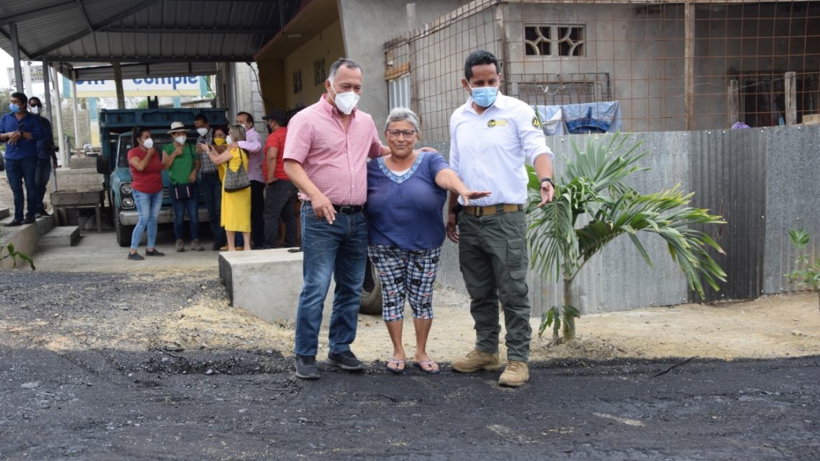 Alcalde Larry Vite y prefecto de El Oro recorren obra de asfaltado en la parroquia Jumón