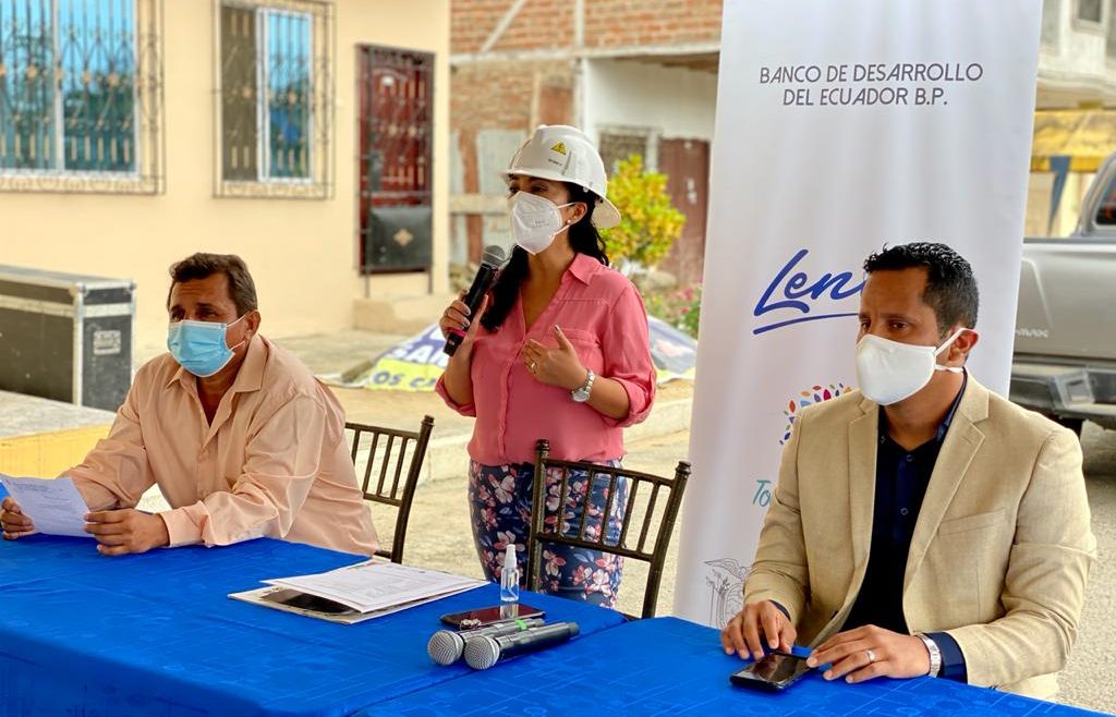 Alcalde Larry Vite y gerenta de Sucursal Zonal Litoral BDE recorren obra de restauración de iglesia de Bellavista