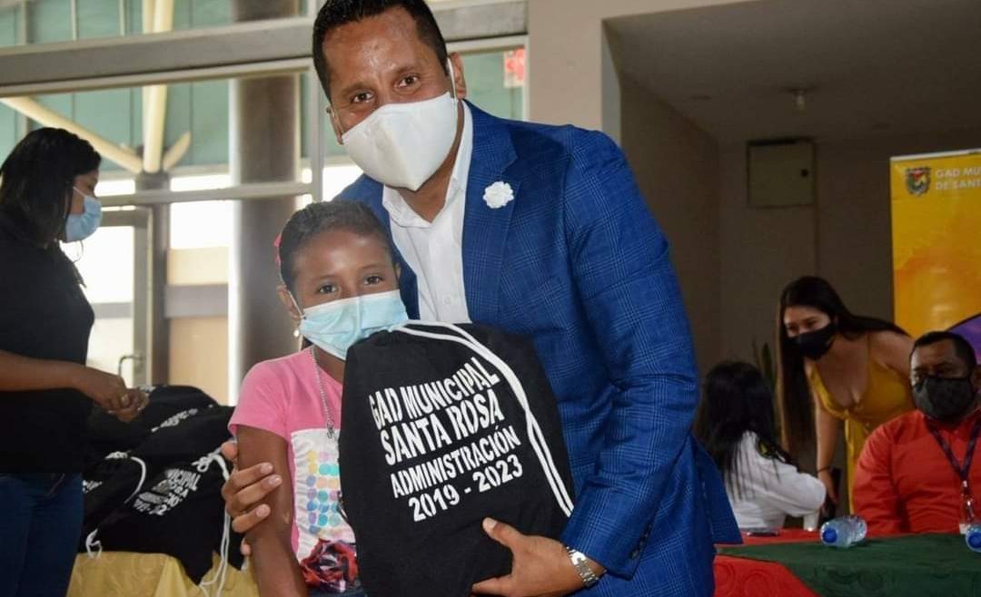 Alcalde Larry Vite entrega kits educativos a beneficiarios del proyecto ETI.