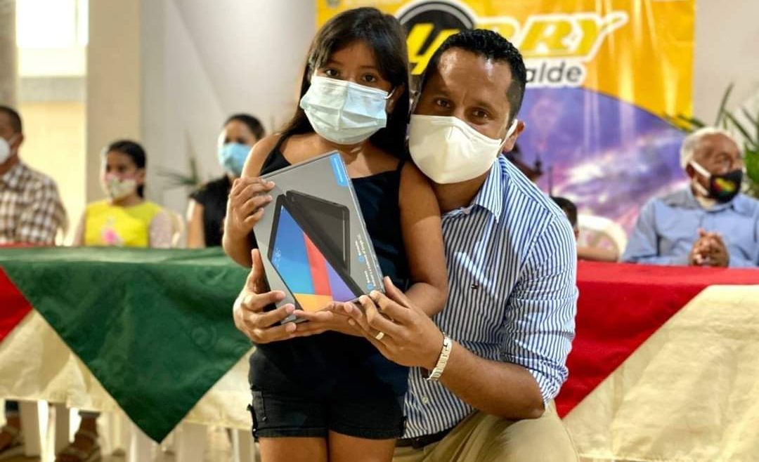 Alcalde Larry Vite entrega tablets a 35 niños del proyecto «La Conexión»