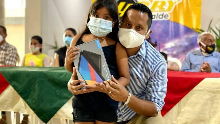 Alcalde Larry Vite ha entregado más de 240 tablets a niños del cantón Santa Rosa