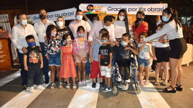 Alcalde Larry Vite, primera dama y concejales inauguran la obra de regeneración con la participación de los niños del sector.