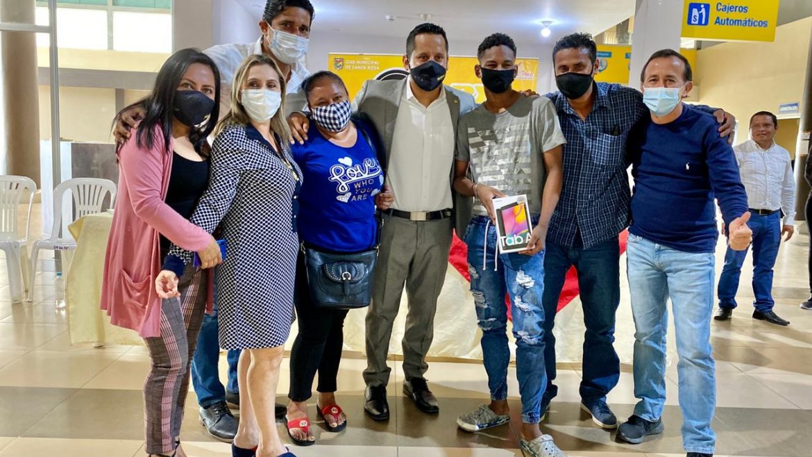 Proyecto municipal «La Conexión» busca romper brecha digital con novena entrega de tablets.