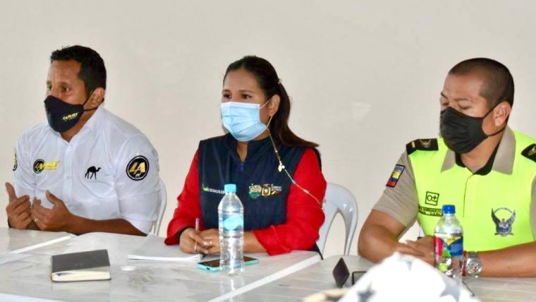 Alcalde Larry Vite, junto a miembros del Comité de Operaciones de Emergencias, COE cantonal.