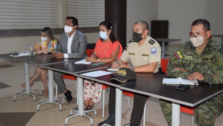 Alcalde Larry Vite Cevallos y el Comité de Operaciones de Emergencias (COE Cantonal) en reunión para definir un plan piloto para el cantón.