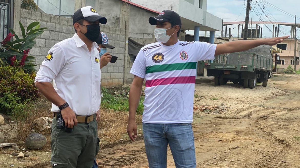 Alcalde Larry Vite emprende minga en el Bosque I y construye acera del Colg. Alejandro Aguilar.