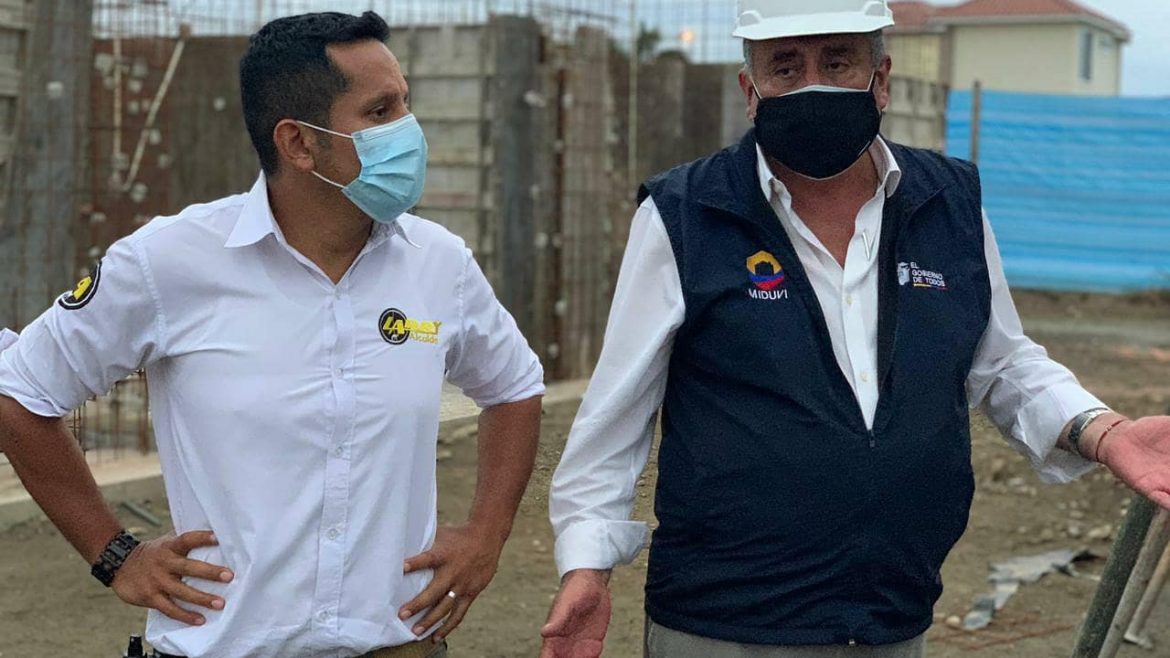 Alcalde Larry Vite y ministro de Vivienda recorren obra de construcción del plan habitacional «Casa para Todos»