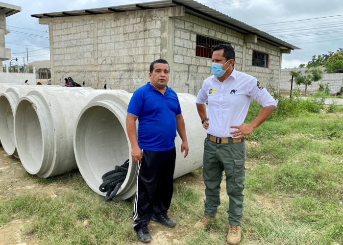 Alcalde Larry Vite hizo la primera entrega de 50 tubos para encauzar canal de aguas lluvias