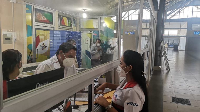 Los usuarios llegaron hasta la Terminal Terrestre para realizar sus trámites en las nuevas oficinas del Registro de la Propiedad.