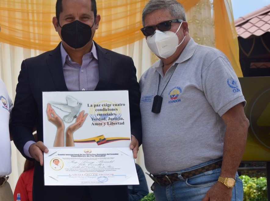 Comité Internacional de Derechos Humanos del Ecuador otorga reconocimiento al alcalde Larry Vite como «Caballero de Honor».