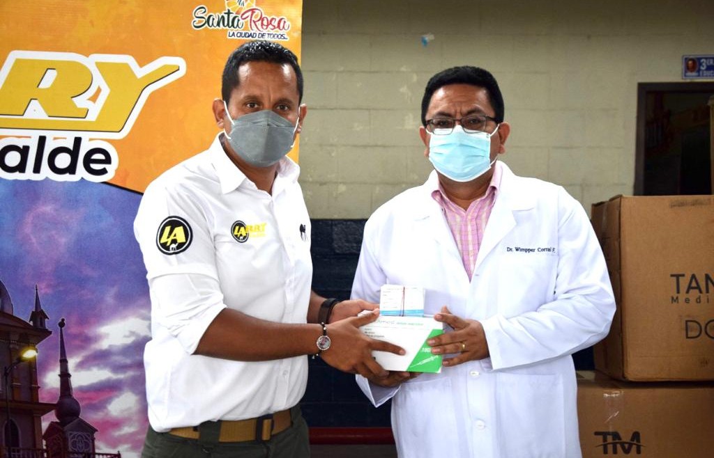 Alcalde Larry Vite realiza segunda entrega de 20.000 jeringuillas y 40.000 carnets a la Dirección Distrital de Salud 07D06 Santa Rosa-Salud