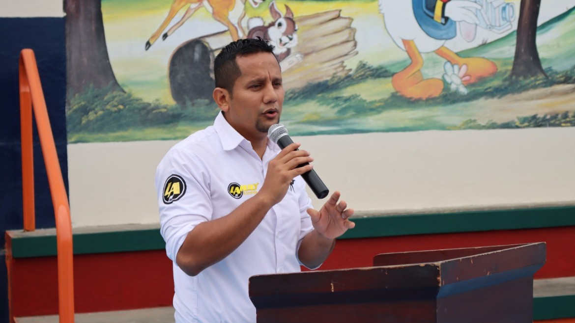 Esc. Antonio José de Sucre recibe obra de reconstrucción de cancha de uso múltiple por parte del alcalde Larry Vite