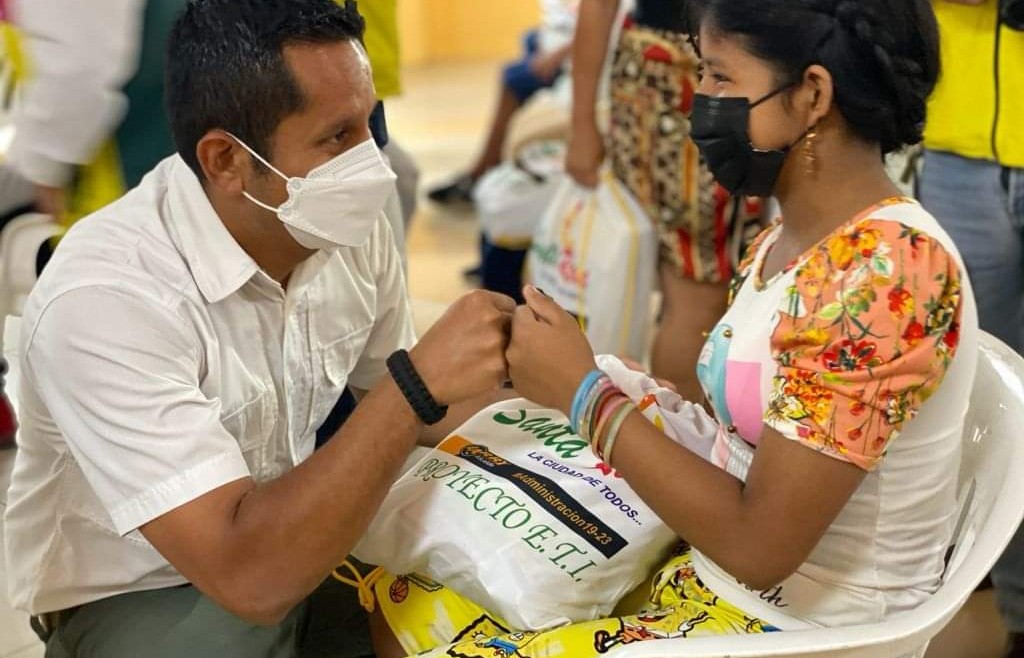 Alcalde Larry Vite entrega 162 Kits educativos a niños y niñas beneficiarias del proyecto ETI