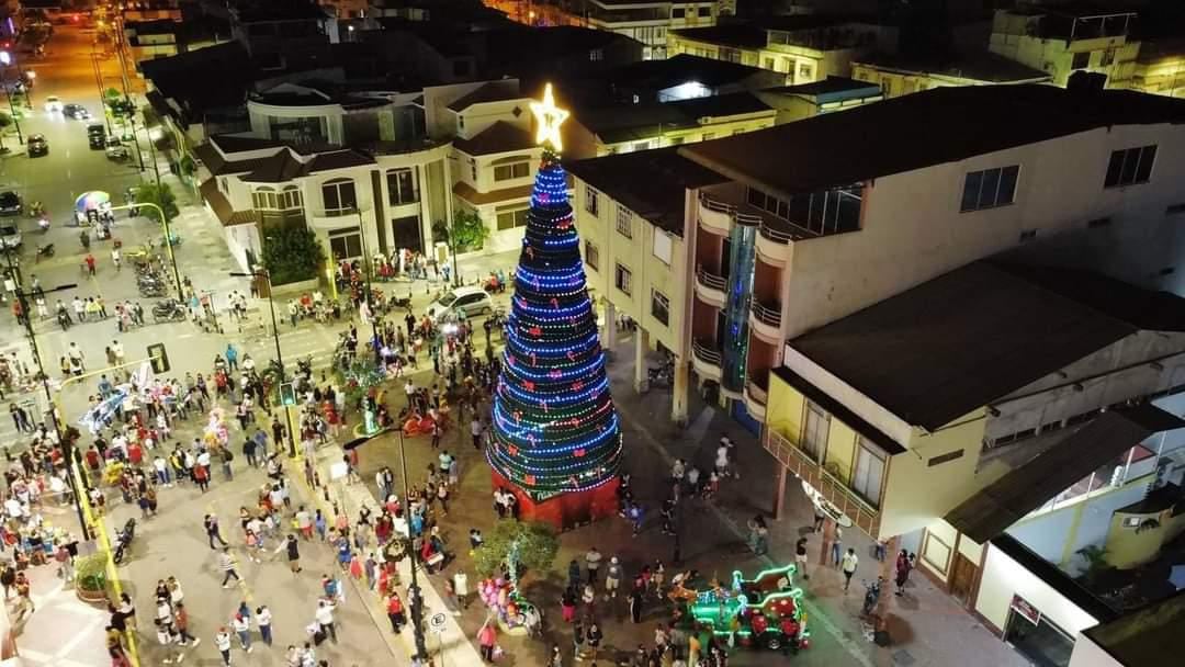 Por primera vez en Santa Rosa: árbol de Navidad de 18 metros de altura enciende sus luces con show artístico – cultural.
