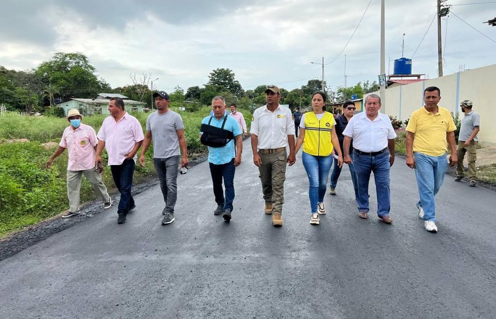 ALCALDE LARRY VITE Y PREFECTO DE EL ORO RECORREN OBRA DE MEJORAMIENTO Y ASFALTADO VIAL EN EL SITIO LA FLORIDA Y SAN JOSÉ, PARROQUIA BELLAVISTA
