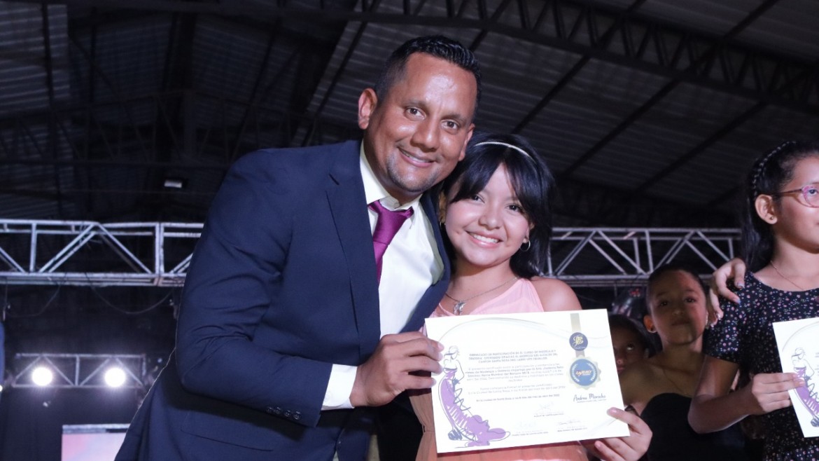 ALCALDE LARRY VITE REALIZA CLAUSURA DEL CURSO DE MODELAJE Y ORATORIA DIRIGIDO POR JHELENNY TELLO, REINA MUNDIAL DEL BANANO 2018.