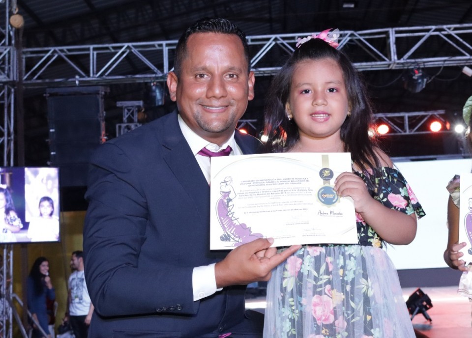WhatsApp Image 2022-04-08 at 9.58.15 PM ALCALDE LARRY VITE REALIZA CLAUSURA DEL CURSO DE MODELAJE Y ORATORIA DIRIGIDO POR JHELENNY TELLO, REINA MUNDIAL DEL BANANO 2018.