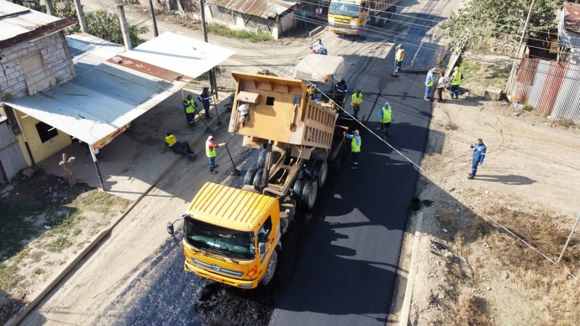 MÁS DE 3 KM DE VÍAS SE ASFALTAN EN LA PARROQUIA NUEVO SANTA ROSA