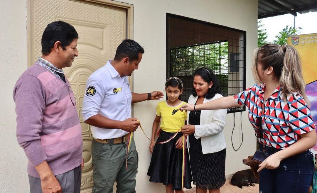 EN LA CDLA. 23 DE DICIEMBRE: ALCALDE LARRY VITE ENTREGA CASA A FAMILIA FERNÁNDEZ ALVARADO