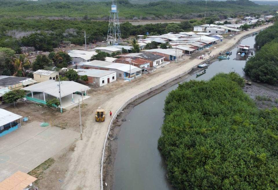 EN ISLA COSTA RICA DEL ARCHIPIÉLAGO DE JAMBELÍ:  ALCALDE LARRY VITE RECORRE OBRAS DE MURO DE TABLA ESTACADO Y MUELLE PESQUERO
