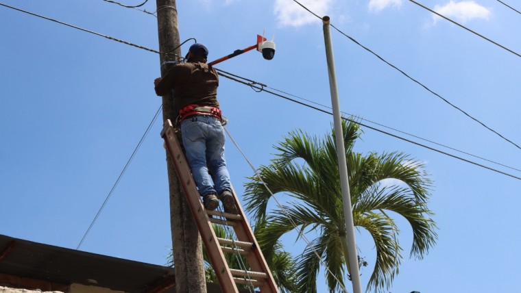 ALCALDE LARRY VITE, EJECUTA PLAN DE SEGURIDAD “MI BARRIO SEGURO” CON LA COLOCACIÓN DE CÁMARAS DE VIDEOVIGILANCIA EN EL CANTÓN SANTA ROSA.