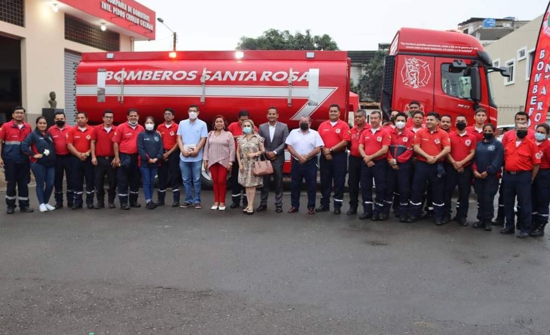 ALCALDE LARRY VITE Y CUERPO DE BOMBEROS ENTREGAN CAMIÓN ABASTECEDOR DE AGUA AL CANTÓN SANTA ROSA