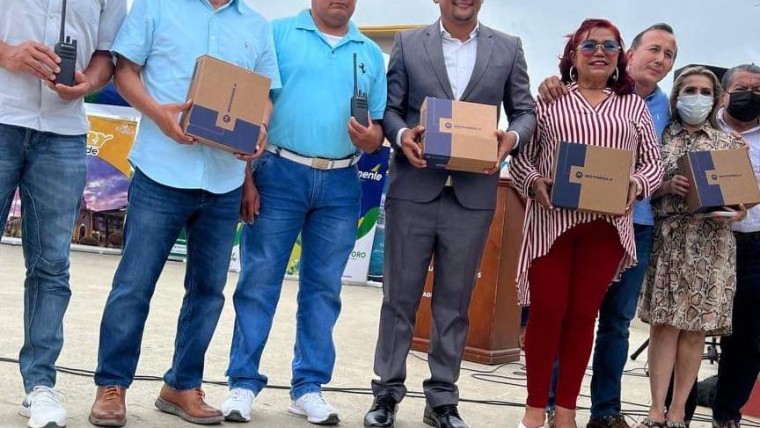 POR EL DÍA INTERNACIONAL DE DEFENSA DEL MANGLAR: LARRY VITE ENTREGA RADIOS COMUNICADORES A COMUNEROS DE ISLA LAS CASITAS DURANTE EVENTO EXPOMANGLARES PUERTO JELÍ 2022