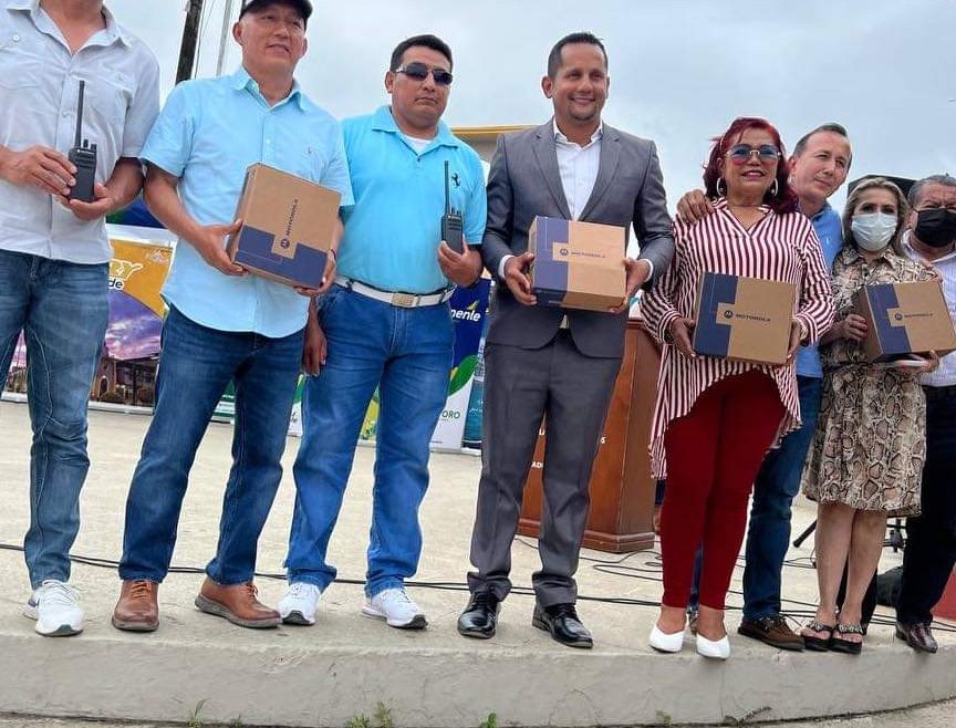 POR EL DÍA INTERNACIONAL DE DEFENSA DEL MANGLAR:  LARRY VITE ENTREGA RADIOS COMUNICADORES A COMUNEROS DE ISLA LAS CASITAS DURANTE EVENTO EXPOMANGLARES PUERTO JELÍ 2022