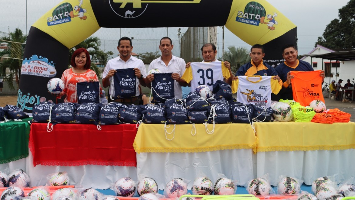 Alcalde Larry Vite entrega 100 uniformes e implementos deportivos a beneficiarios de escuelas de fútbol del Municipio