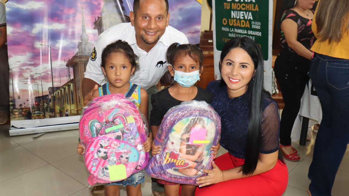 ALCALDE LARRY VITE ENTREGA 138 MOCHILAS Y ÚTILES ESCOLARES A NIÑOS Y NIÑAS DE FAMILIAS VULNERABLES DEL CANTÓN SANTA ROSA