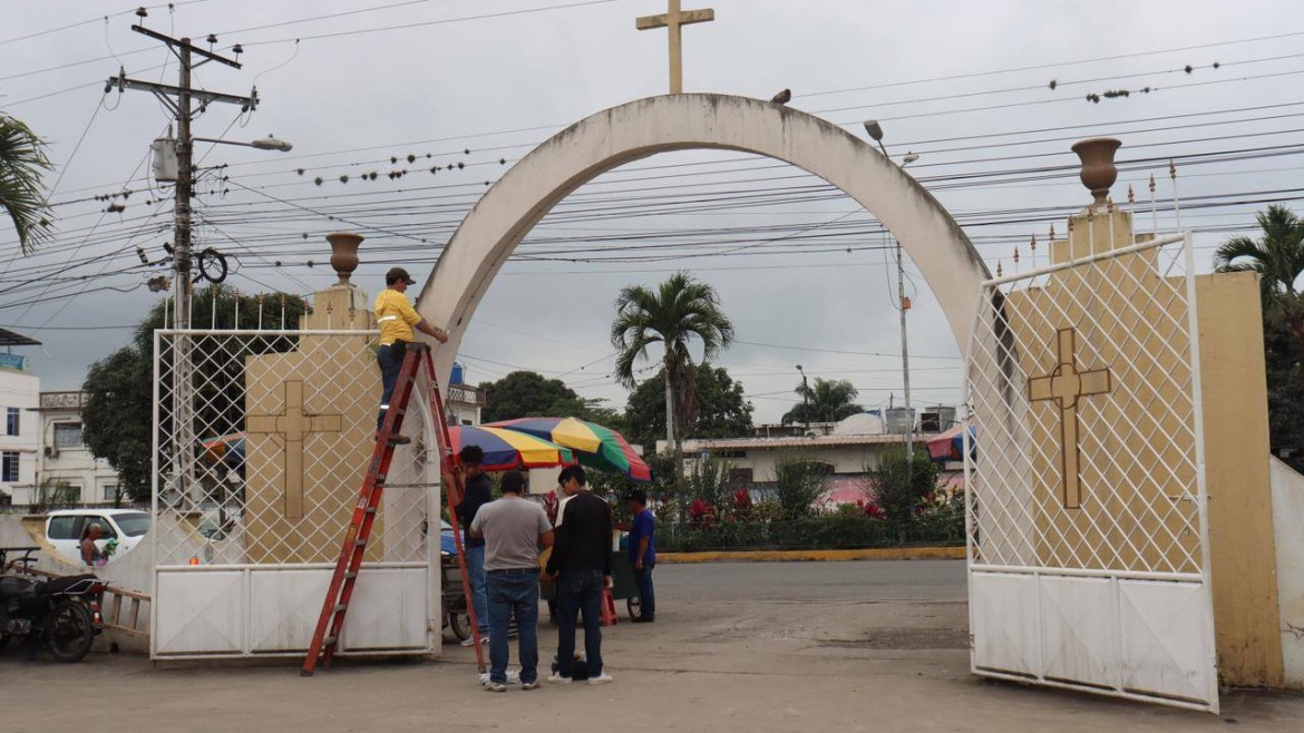 Alcalde Larry Vite realiza minga e iluminación en el cementerio general del cantón Santa Rosa