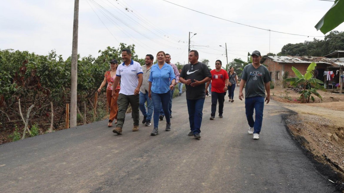 Alcalde Larry Vite y prefecta (s) de El Oro recorrieron trabajo de asfaltado en la Cdla. El Cisne de la parroquia Bellavista