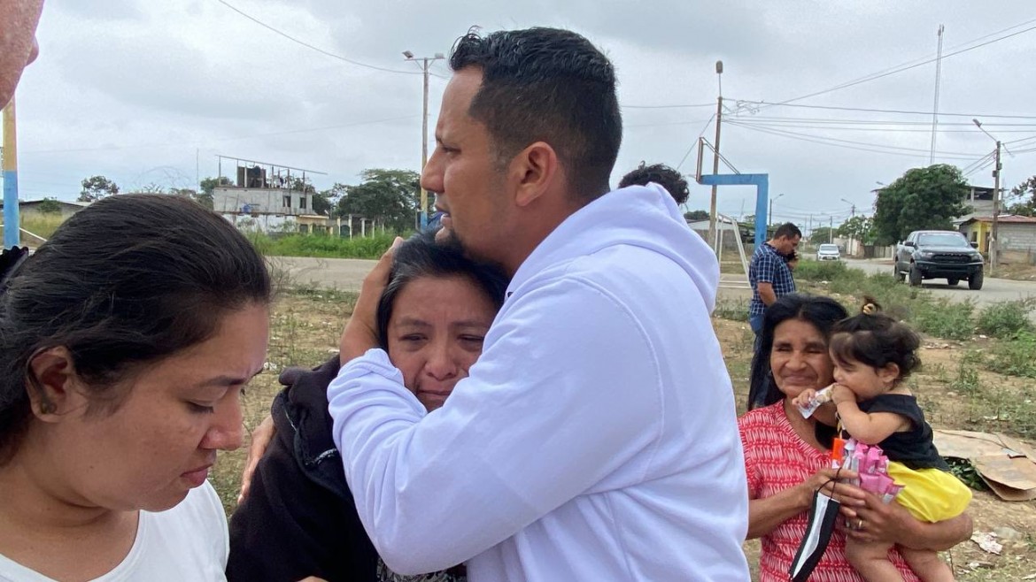 Alcalde Larry Vite entrega ayuda solidaria a familia afectada en incendio en la Cdla. San Marcos