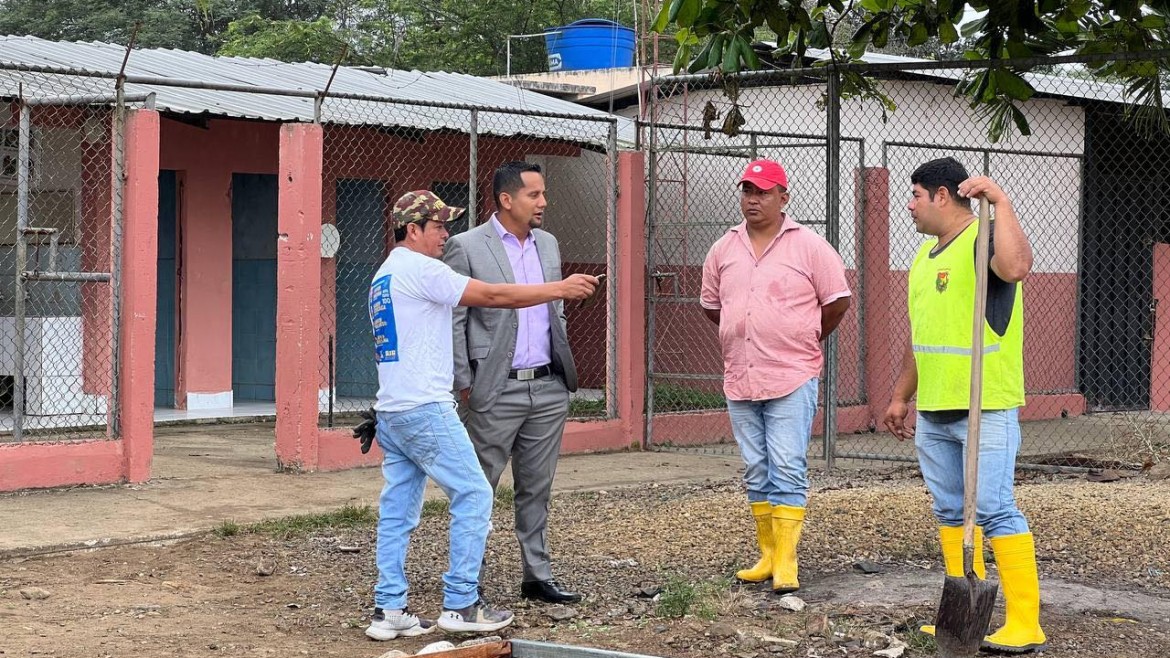 El alcalde Larry Vite efectúa «La minga por la educación» en escuelas de los sitios Estero Medina y San Agustín