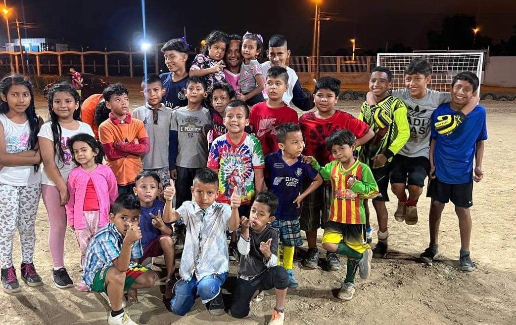 Alcalde Larry Vite entregó iluminación y adecentamiento de cancha en la Cdla. Las Palmeras II