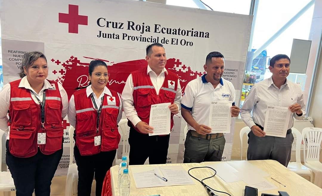 Alcalde Larry Vite y Cruz Roja Ecuatoriana El Oro suscriben comodato en la Terminal Terrestre de Santa Rosa