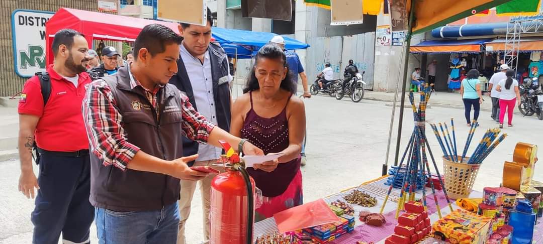 Comisaría Municipal en coordinación con Comisaría Nacional y autoridades realizan control de comerciantes autorizados para la venta de pirotecnia
