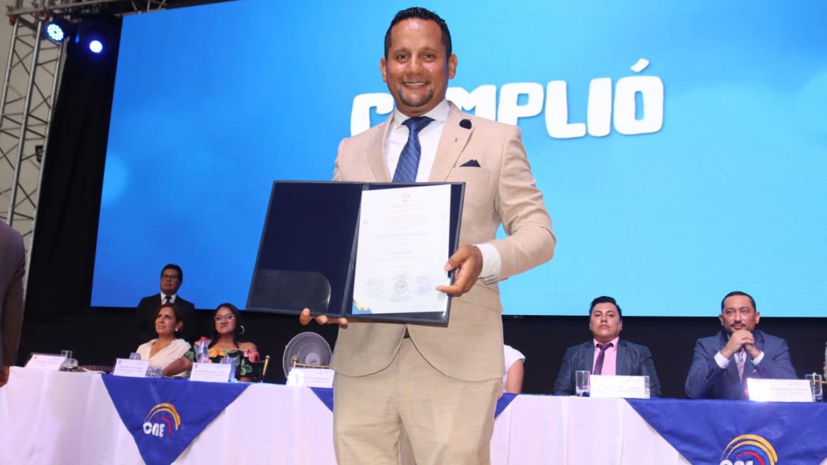 Larry Vite Cevallos recibe credencial como alcalde reelecto de Santa Rosa