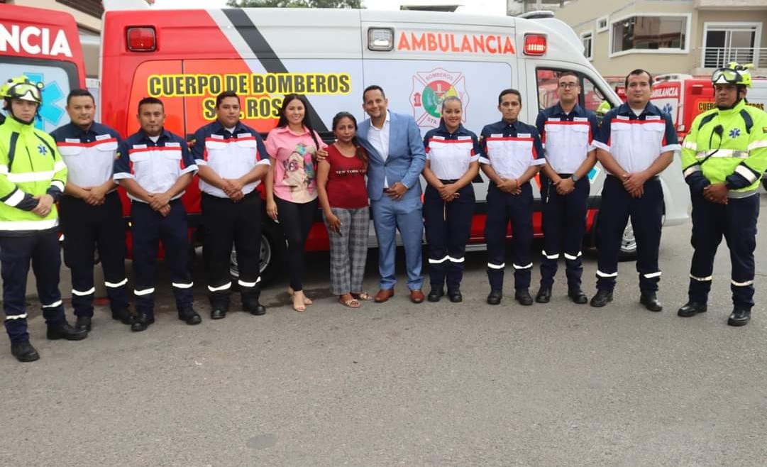 Alcalde Larry Vite entrega la segunda ambulancia para el Cuerpo de Bomberos de Santa Rosa